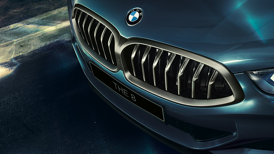 Передняя часть BMW 8 серии Coupe крупным планом.